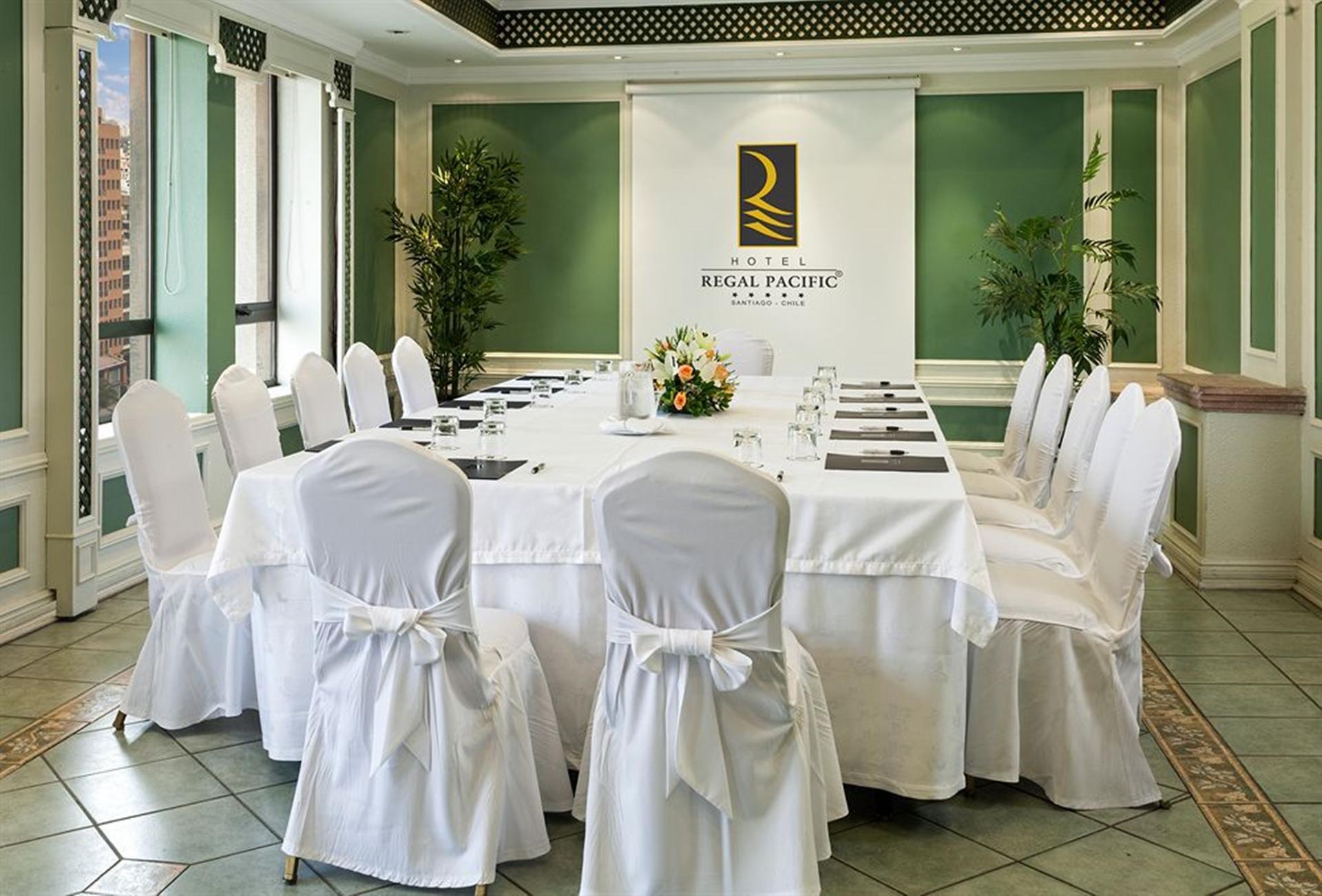 Hotel Regal Pacific Сантьяго Экстерьер фото A meeting room at the Royal Pacific Hotel