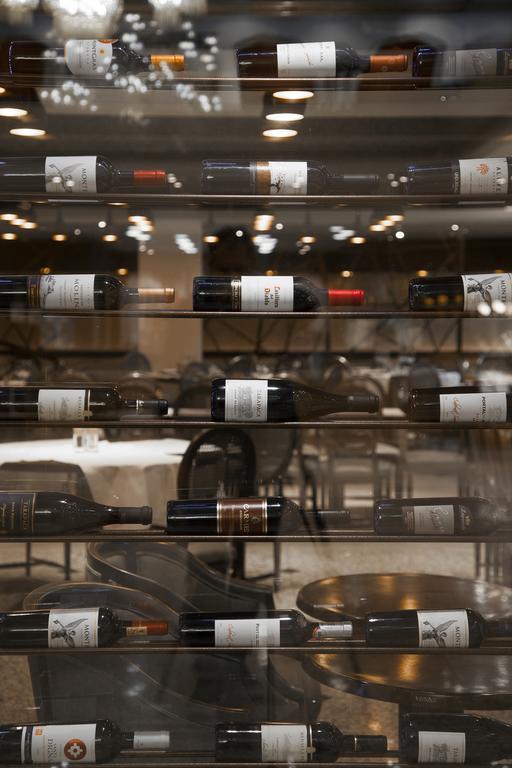 Hotel Regal Pacific Сантьяго Экстерьер фото Wine bottles at a restaurant