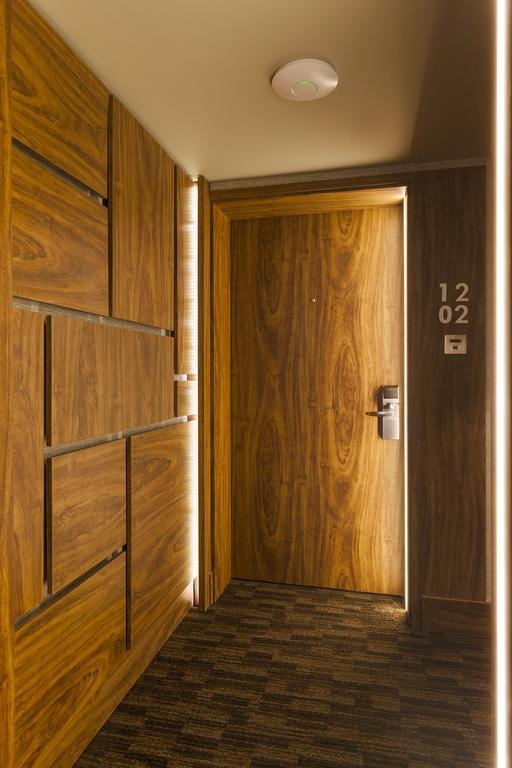 Hotel Regal Pacific Сантьяго Экстерьер фото A door with a room number